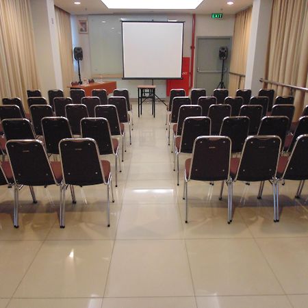 Amaris Hotel Bekasi Barat Exterior foto