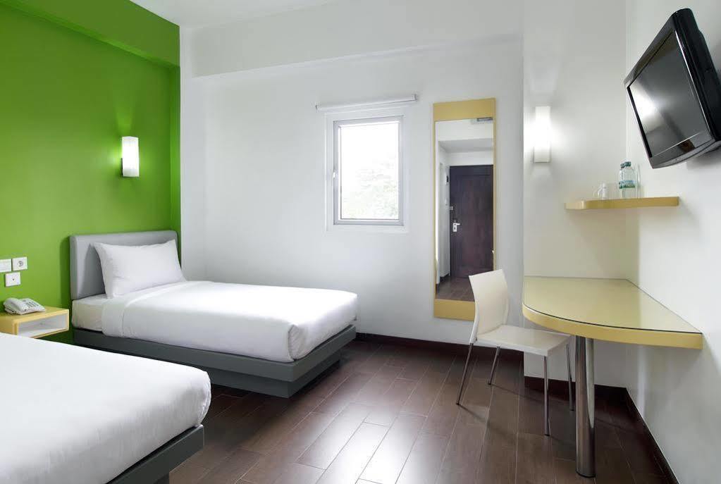 Amaris Hotel Bekasi Barat Exterior foto